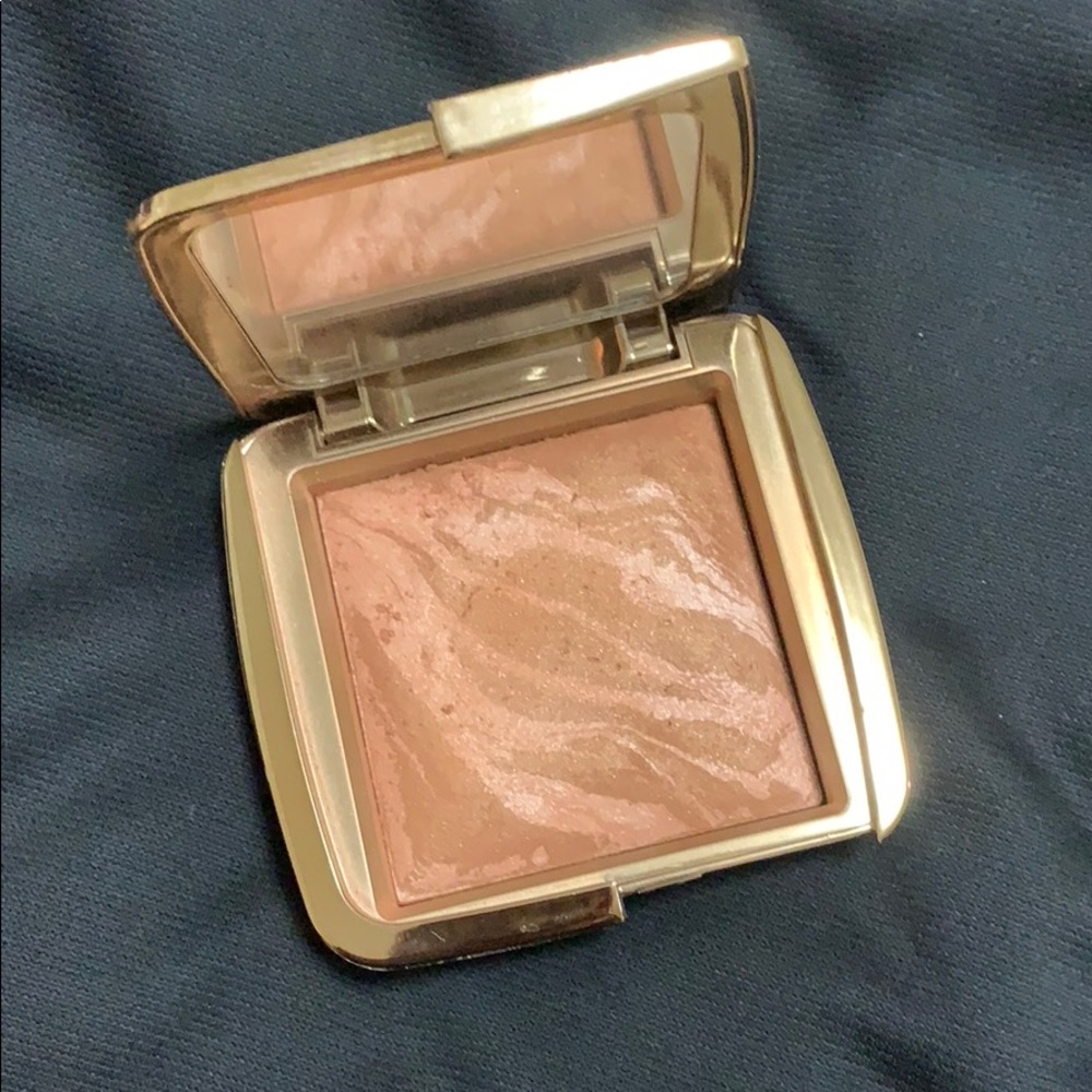 Hourglass ambient lighting bronzer